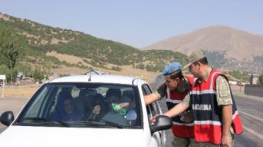 Jandarmadan Yolculara Bayram Şekeri