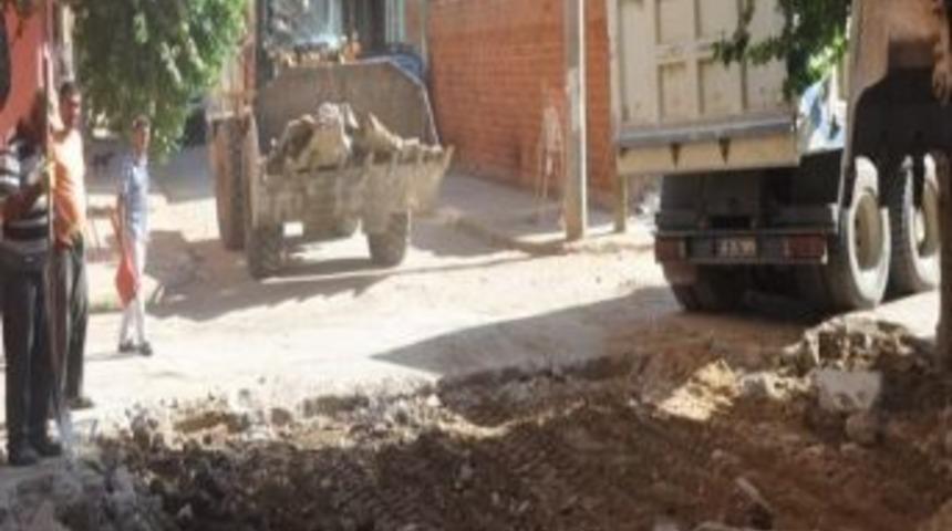 Turgutlu Belediyesi Yol Yapım &Ccedil;alışmalarına Devam Ediyor