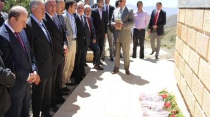 Ulaştırma Bakanı Yıldırım, 9 Bin Askerin Şehit D&uuml;şt&uuml;ğ&uuml; Kop Şehitliğini Ziyaret Etti