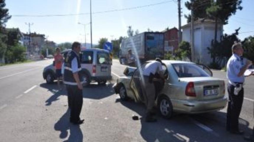 B&ouml;lge Trafik &Ouml;n&uuml;nde Kaza: 4 Yaralı