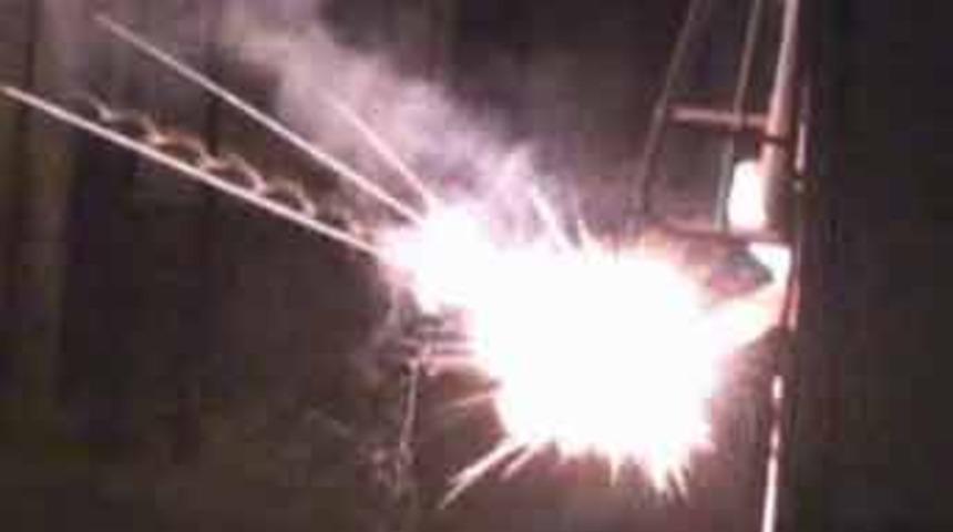 Polise atmak istediği bomba elinde patladı