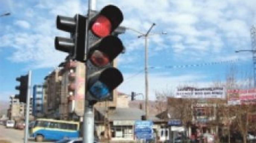 Sıcak trafik ışıklarını da etkiledi