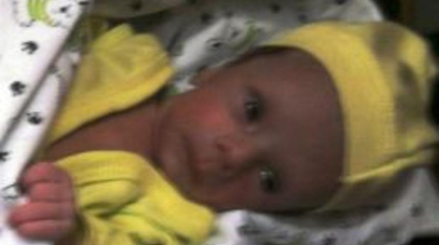 Bebeği tuvalete bırakıp ka&ccedil;tılar