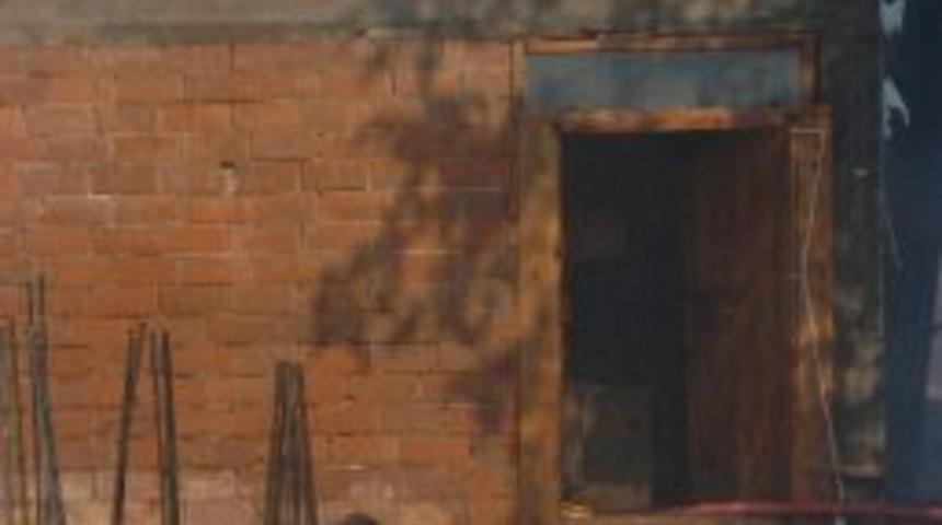 Yanan Ahırdaki Hayvanları Alevlerden Zor Kurtardılar