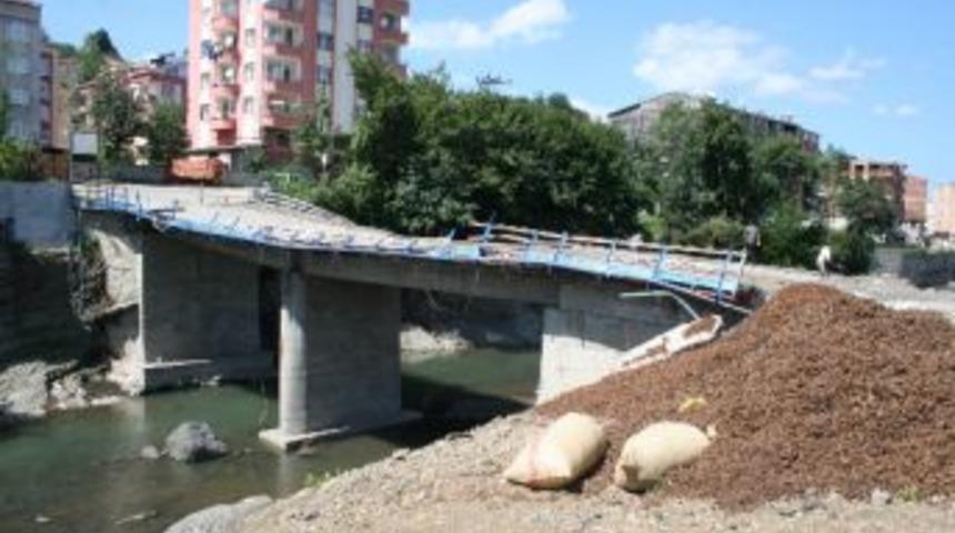 Selde Hasar G&ouml;ren K&ouml;pr&uuml;n&uuml;n Yerine Yenisi Yapılacak