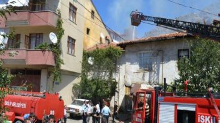 Sal&ccedil;a Yapımında Yakılan Ateş Ahşap Evde Maddi Hasara Yol A&ccedil;tı