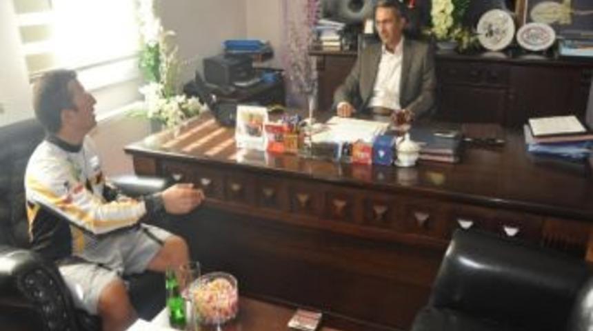 Bisikletle T&uuml;rkiye Turuna &Ccedil;ıkan Başkaptan, İl M&uuml;d&uuml;r&uuml; Sinir&rsquo;i Ziyaret Etti