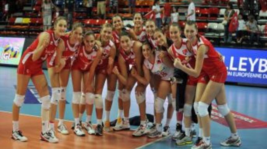 Gen&ccedil; Kızlar Sırbistan'a 3 - 0 Yenildi