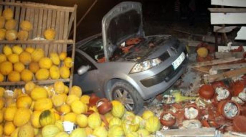 Kontrolden &Ccedil;ıkan Ara&ccedil; Kavun Tezgahına Daldı: 1 Yaralı