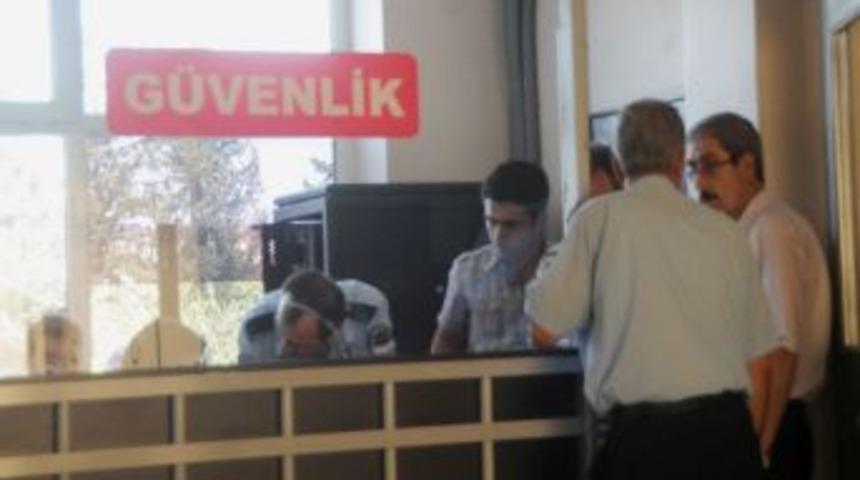 Sağlık&ccedil;ı &Ccedil;ift, D&uuml;ğ&uuml;n Takılarını Hastane Bah&ccedil;esinde Unutunca &Ccedil;aldırdı