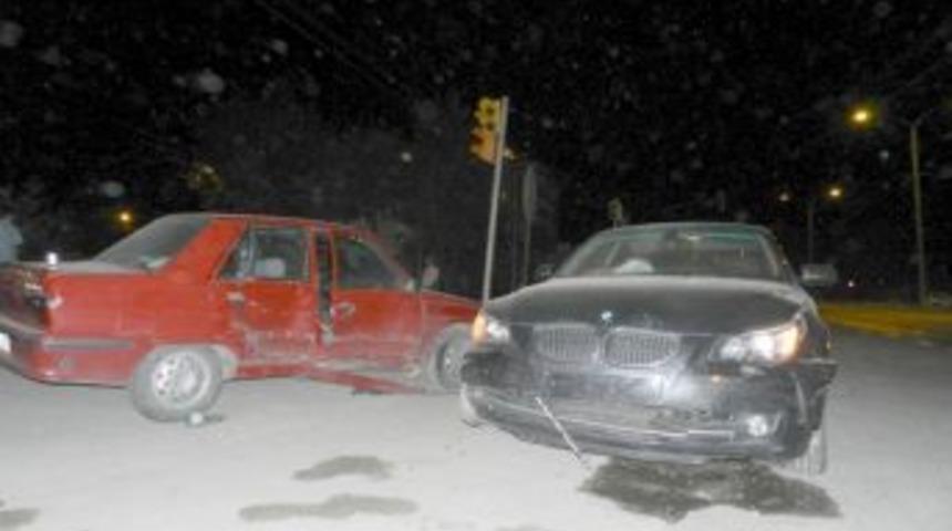 Karayolları ışıklar kavşağında kaza