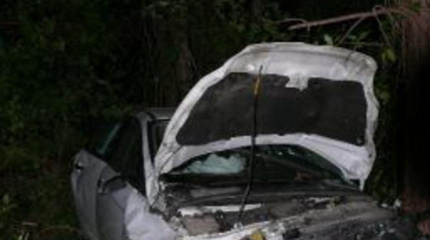 Otomobil Şarampole Yuvarlandı: 1 &Ouml;l&uuml;, 2 Yaralı