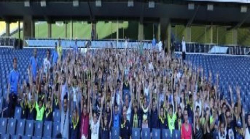 Minik Sporculardan Ş&uuml;kr&uuml; Sara&ccedil;oğlu'na Ziyaret