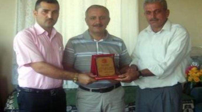 B&uuml;kl&uuml;m K&ouml;y&uuml; Halkından Meclis &Uuml;yesine Plaket