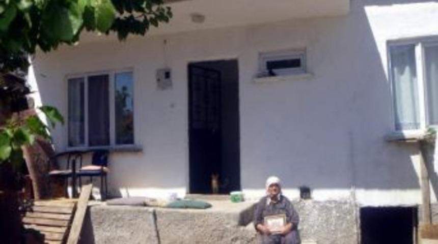 Evi Yanan Yaşlı Kadına Belediye Ve Hayırsever Desteği