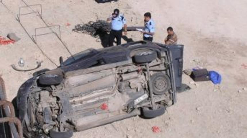 Malatya&rsquo;da Bariyerlere &Ccedil;arpan Otomobil &Ccedil;ukura Yuvarlandı: 3 &Ouml;l&uuml;, 2 Yaralı