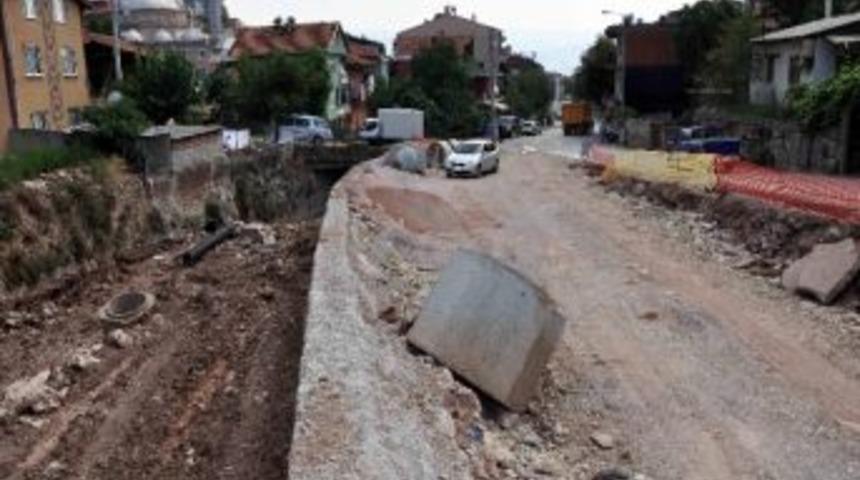 Miralay M&uuml;mtaz Caddesi'nde Kazılar S&uuml;r&uuml;yor