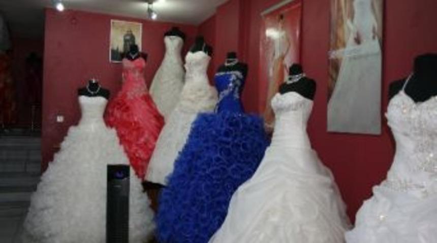 Bir Liraya Gelinlik Satılıyor