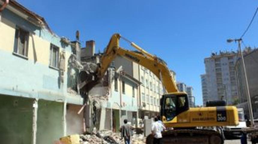 Azerbaycan İş Merkezi Yıkıldı