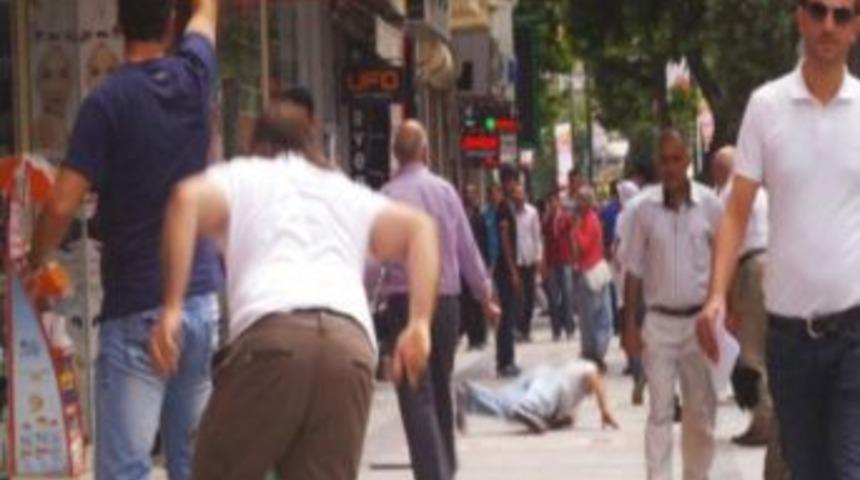 Film &Ccedil;ekimini Ger&ccedil;ek Sanan Şahsın Oyuncuya &Ccedil;elme Takma Anı Kamerada