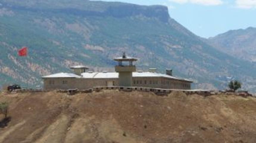 PKK'lılar Omurlu taburuna yine saldırdı