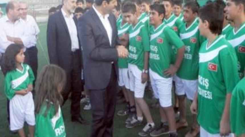 Erciş Belediyesi, Yaz Spor Okulu Kursuna Katılan &Ouml;ğrencileri Sevindirdi