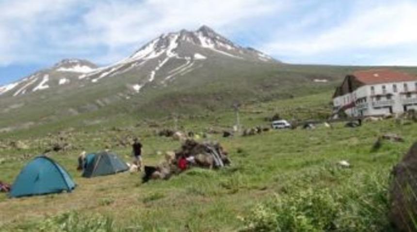 Adanalı Profesyonel Doğa Ve Su Sporları Kul&uuml;b&uuml; Erciyes Dağı Zirvesine Tırmanıyor