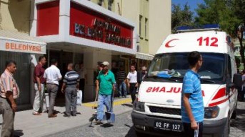 Kavgada Yaralanan 2 Kişi, Belediye Binasına Sığındı