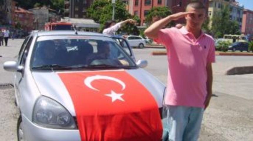 Ter&ouml;re Asker Selamıyla Tepki