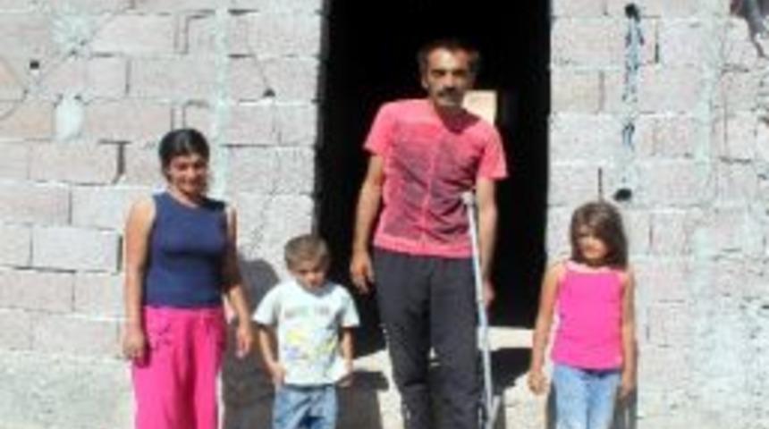 Engelli Vatandaş, Suyu Olmayan Ve Sıvasız Olan Evinin Yapılarak, Yurttaki &Ccedil;ocuklarının Yanına Verilmesini İstiyor