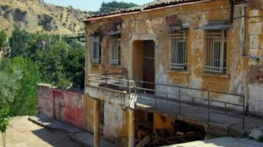 Tarihi Binalar Kurtarıcısını Arıyor