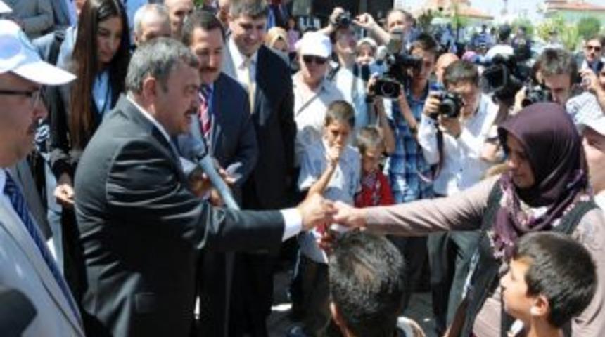 Bakan Eroğlu, 96 Konutun Anahtarlarını Teslim Etti