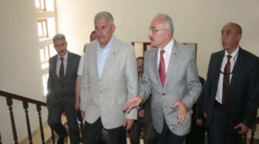 Bakan Yıldırım: "onlar İzmir’e Bakıyor, Biz Yatırım Yapıyoruz”