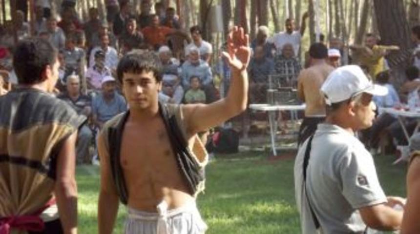 Ağlayan G&uuml;reş&ccedil;iyi Rakibi Teselli Etti.