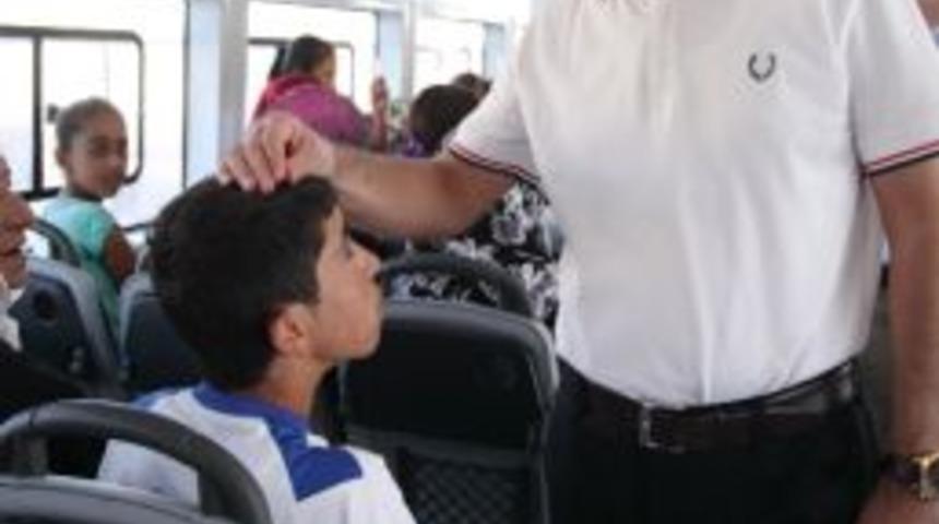 Vali&rsquo;den Depremzedelere S&uuml;rpriz Ziyaret