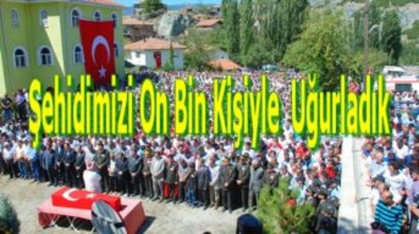 Şehidimizi on bin kişiyle  uğurladık