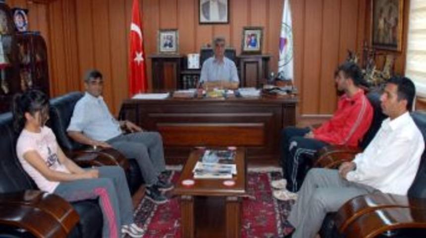 Şampiyon Kick Boks&ccedil;ulardan, Adıyaman Belediye Başkanı B&uuml;y&uuml;kaslan&rsquo;a Ziyaret