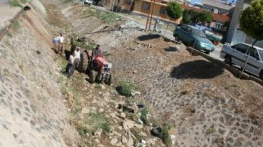 Sel Taşkın Koruma Kanalı Temizleniyor