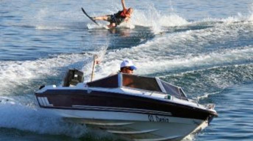 Bitlis&rsquo;in Yeni Valisi Yurdakul Van G&ouml;l&uuml;'nde Su Kayağı Yaptı