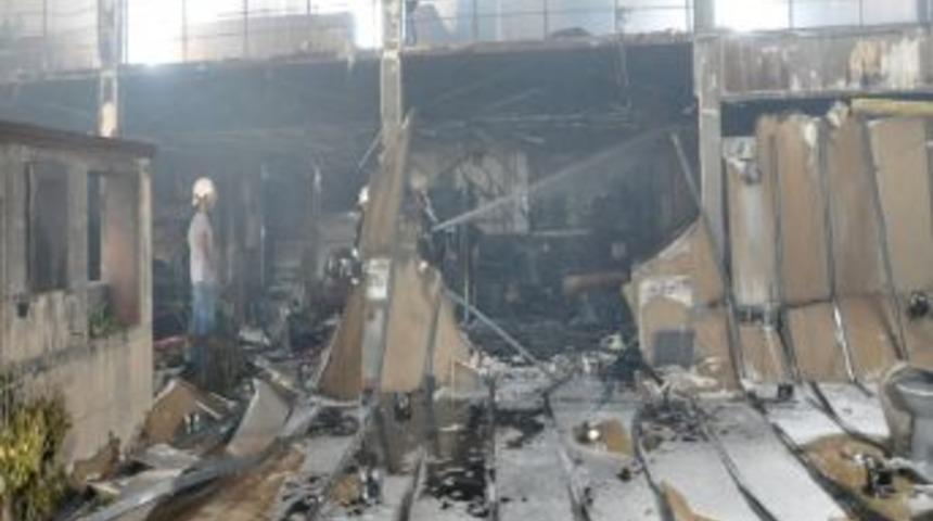 İnşaat Malzemesi Satan İş Yerinde Yangın