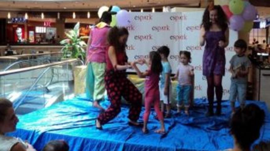 Espark'ta Minikler Çocuk Tiyatrosu İle Eğlendiler