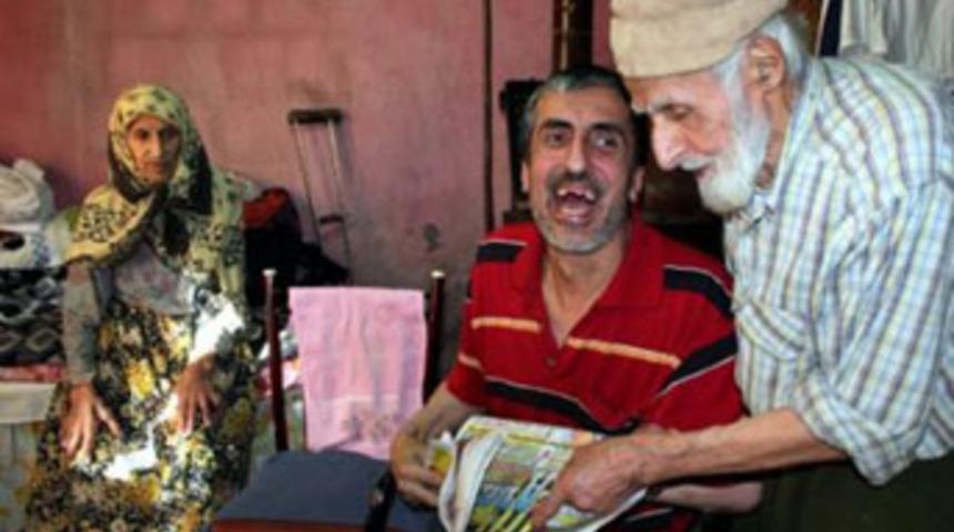 85 yaşındaki dede ailesine b&ouml;yle bakıyor