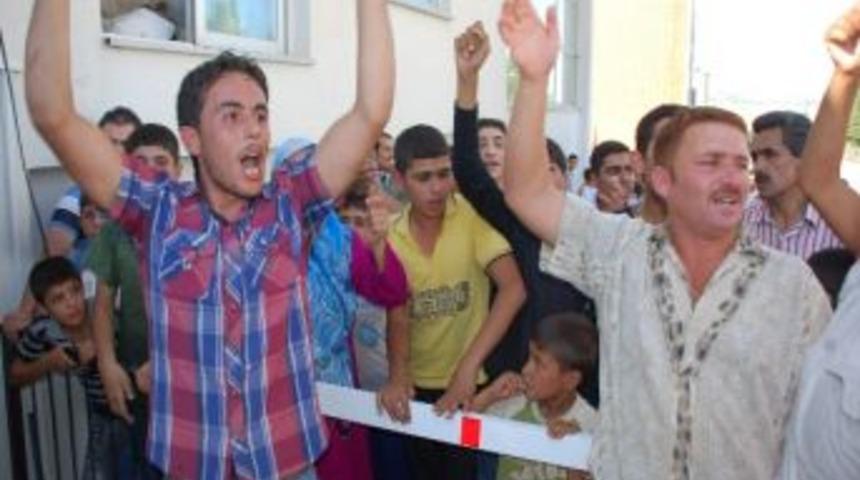 Suriyeli M&uuml;ltecilerden &Ccedil;arşı Eylemi