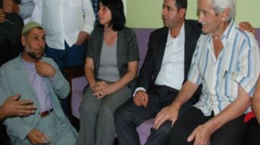 Demirtaş Antep&rsquo;teki Patlamada Hayatını Kaybeden Davut Azak&rsquo;ın Ailesini Ziyaret Etti