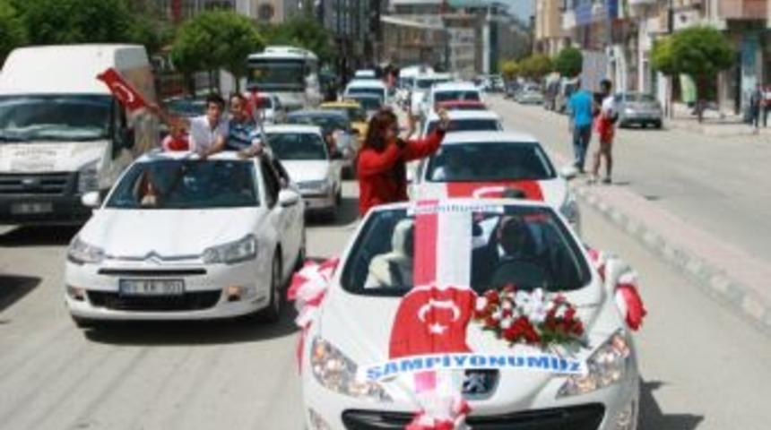 Nur Tatar&rsquo;a Sevgi Seli