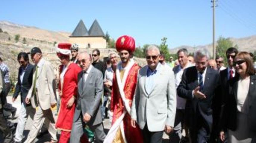 Bakan Yıldırım, Kemah Sultan Melik K&uuml;lt&uuml;r Ve Spor Festivali'ne Katıldı