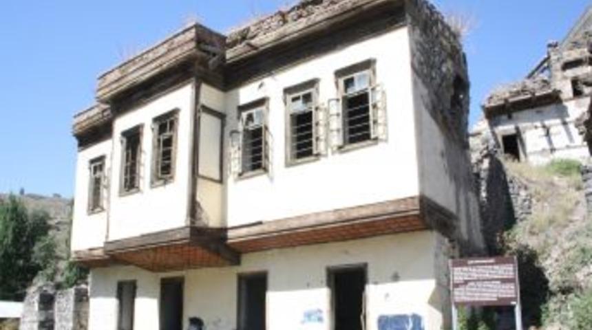 Kars&rsquo;ın Tarihi Yapıları Restorasyon Bekliyor
