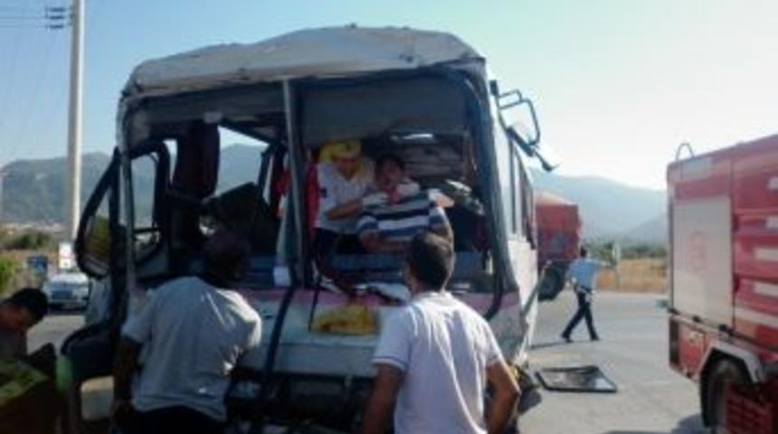 İzmir&rsquo;de Trafik Kazası: 26 Yaralı