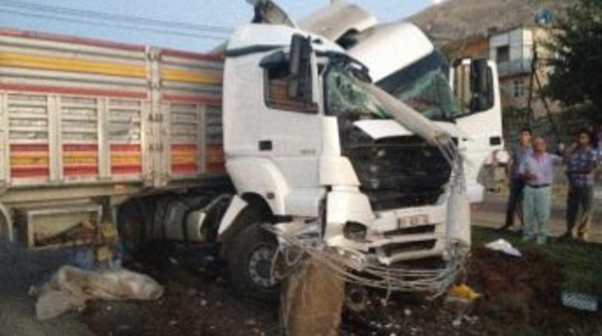 Elektrik Direğine &Ccedil;arpan Tır Trafiği Kilitledi