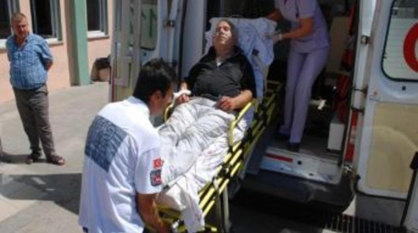 Kamyonet Trakt&ouml;r R&ouml;morkuna &Ccedil;arptı: 3 Yaralı